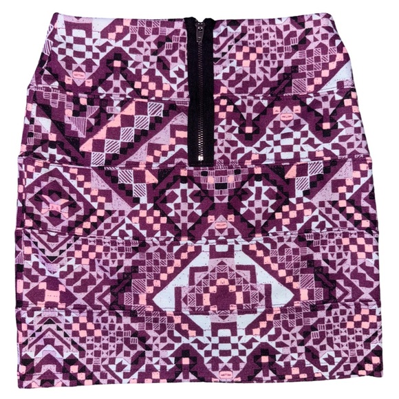 Geometric patterned skirt - Picture 2 of 5